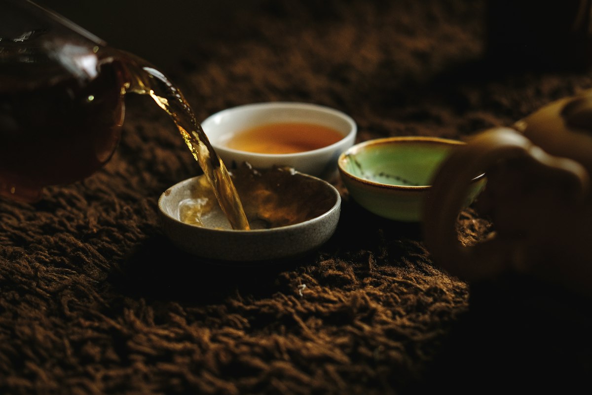 Infusión de romero en taza de vidrio